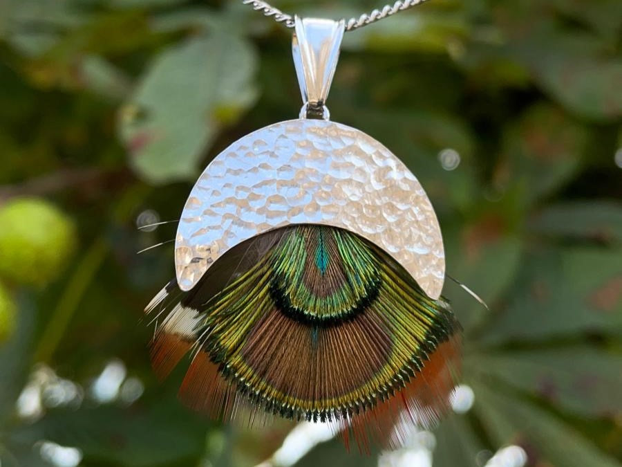 Pendentif plumes de paon et de faisan