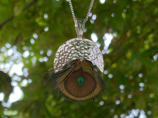Pendentif plume de paon